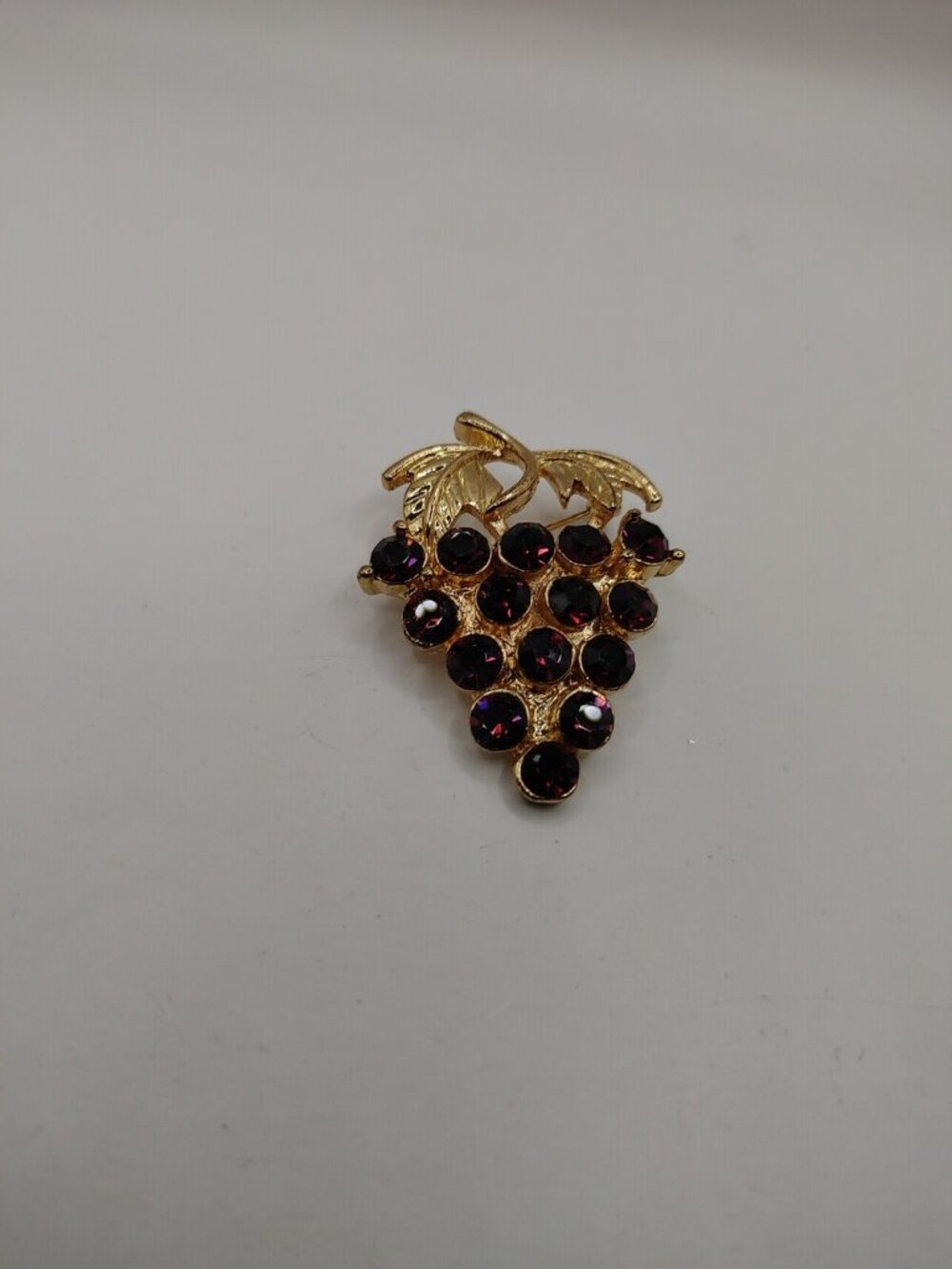 VTG Pin/Brooch goldtone Purple Rhinestones grape Cluster